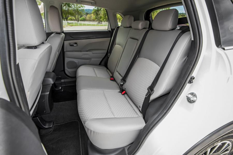 Интерьер Mitsubishi Outlander Sport SEL 2015 года  (фото 6 из 31)